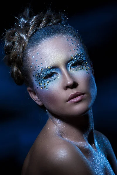 Sanatsal makyajlı güzel bir kız.