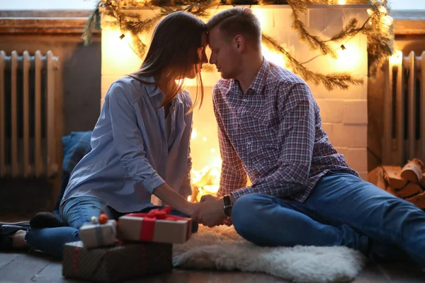 Akşam şöminenin yanında güzel bir çift.