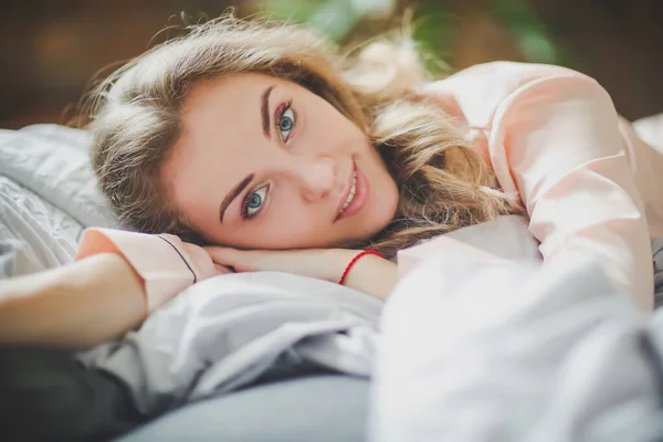 Bom Dia Mulher Está Deitada Cama — Fotografia de Stock