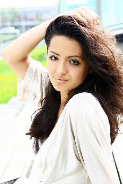 güzel ve çekici bir kadın parkta