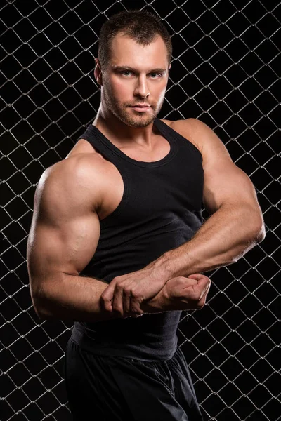 Güzel, güçlü bir adam var arka planda