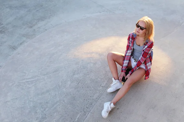 Mulher Jovem Skate Parque Skate — Fotografia de Stock