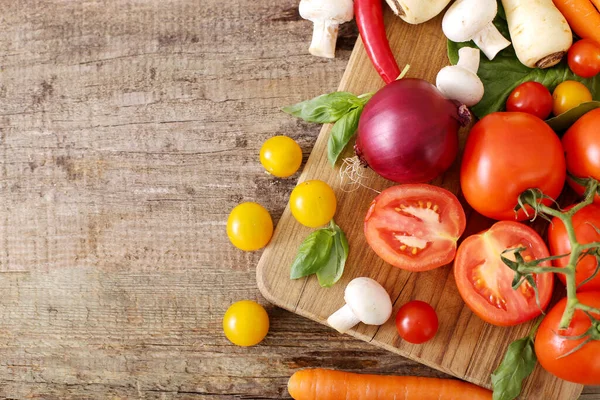 Taze, çiğ sebzeler masada.