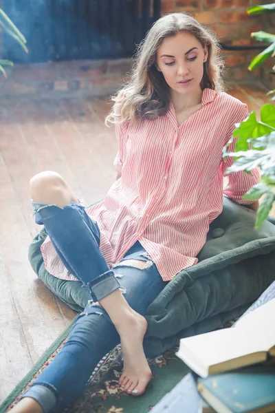 Estilo Vida Mulher Está Relaxando Casa — Fotografia de Stock