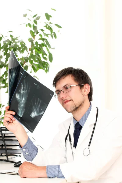 Молодой Доктор Просматривает Рентгеновские Снимки Кабинете — стоковое фото