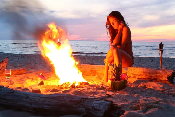 Hermosa Joven Sentada Playa Fuego Del Campamento — Foto de Stock