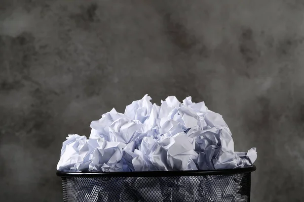 Konzept Faltenpapier Mülleimer — Stockfoto