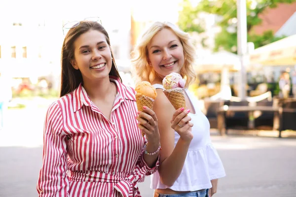 Amitié Femmes Avec Crème Glacée Plein Air — Photo