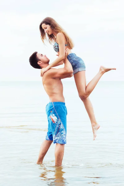 Mooi Aantrekkelijk Koppel Realxing Het Strand — Stockfoto