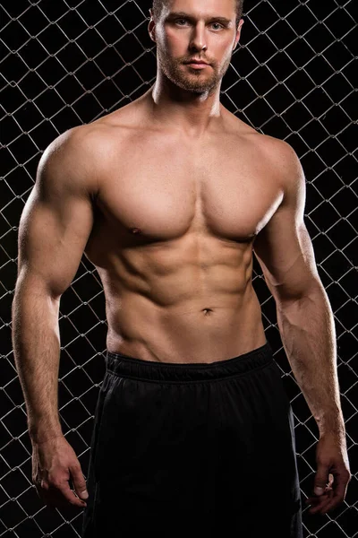 Güzel, güçlü bir adam var arka planda