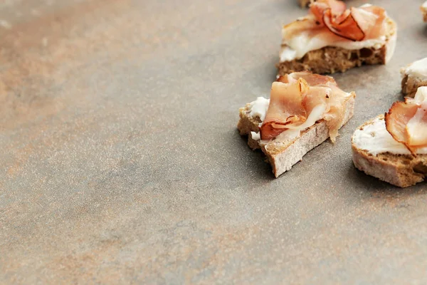 Yemek, aperatif. Masada lezzetli atıştırmalıklar var.