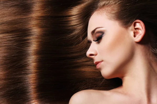 Jovem Mulher Com Cabelo Longo Bonito — Fotografia de Stock