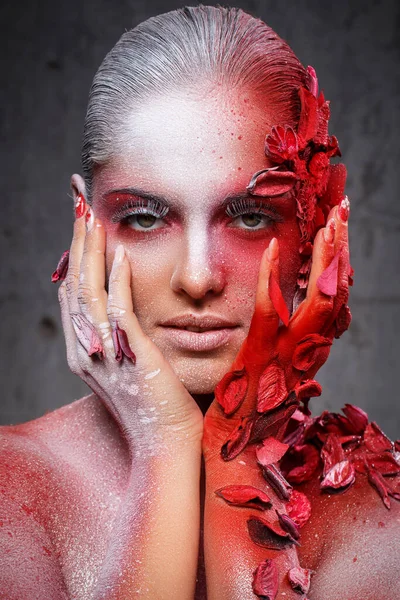 Güzellik. Harika makyajlı güzel bir kız.