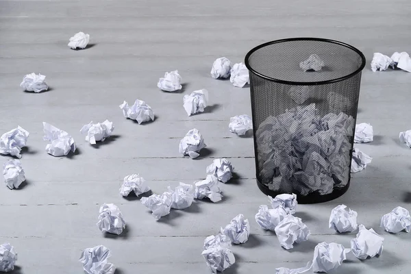 Kavram. Çöp tenekesinde buruşmuş kağıt