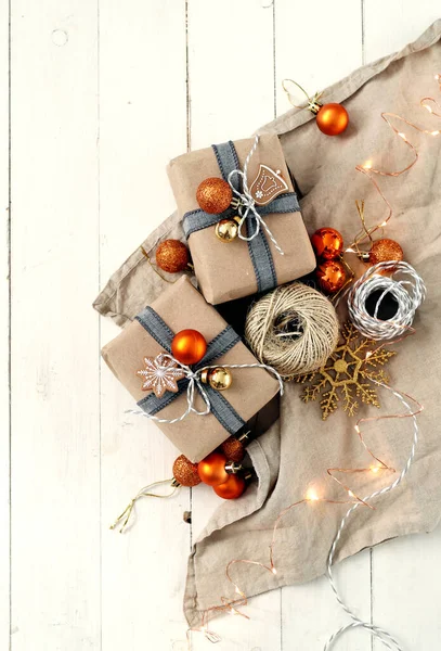 Noel hediyeleri masada.