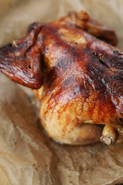 Kızarmış tavuk masada.