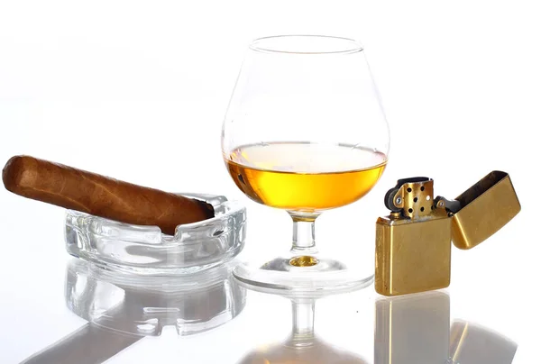 Vaso Whisky Cigarro Sobre Fondo Blanco —  Fotos de Stock