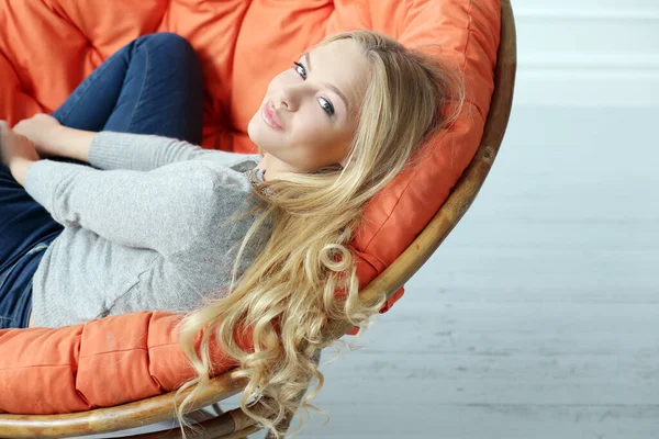 Beyaz arka planda sevimli, güzel bir kız.