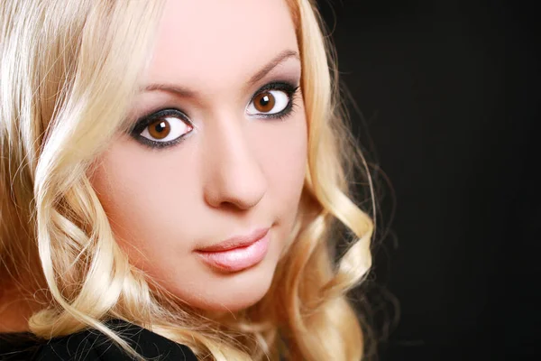 Genç ve güzel bir kadının portresi