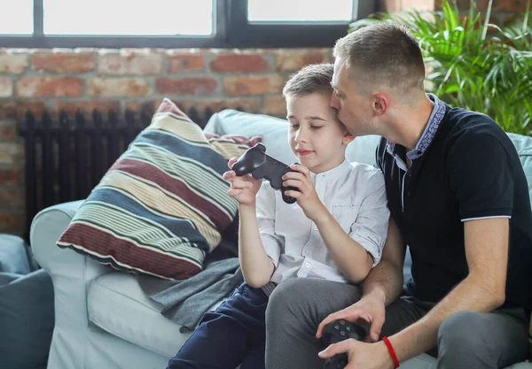 Papa Met Zijn Zoon Thuis — Stockfoto