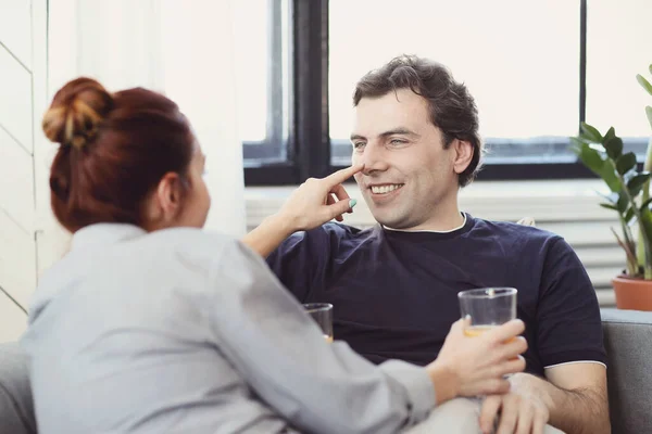 Schönes Schönes Paar Trinkt Orangensaft Hause — Stockfoto