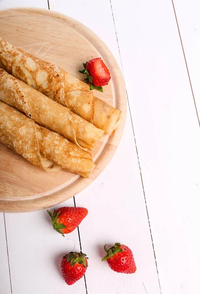 Ev yapımı. Masada nefis krepler var.