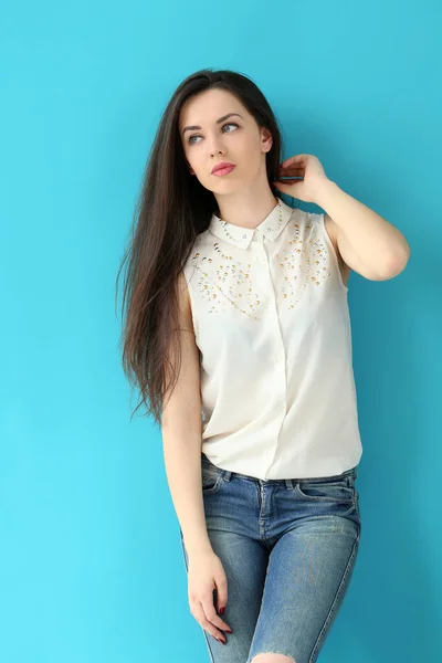 Mujer Linda Atractiva Sobre Fondo Azul — Foto de Stock