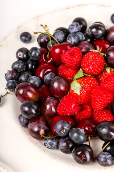 Yaz. Lezzetli meyveler masada.