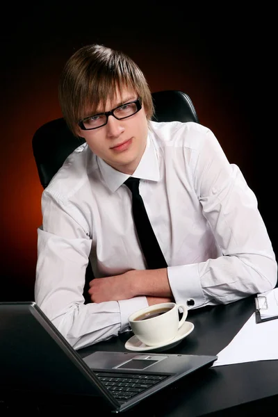 Junger Und Attraktiver Geschäftsmann Mit Dunklem Hintergrund — Stockfoto