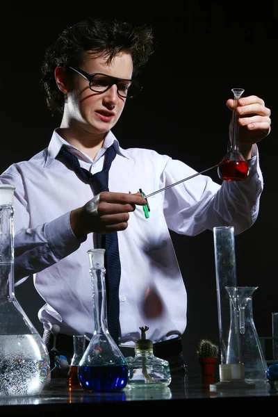 穿着白衬衫的年轻化学家在实验室做实验 — 图库照片