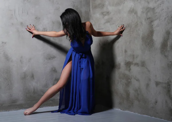Sexy Brünette Frau Blauen Kleid Posiert Auf Grauem Wandhintergrund — Stockfoto