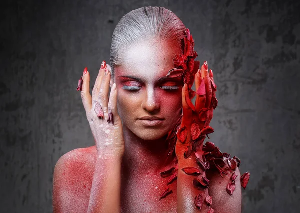 Güzellik. Harika makyajlı güzel bir kız.