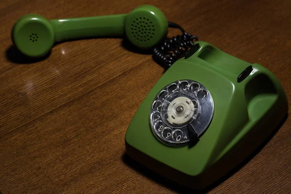 Παλιό Παλιό Τηλέφωνο Στο Τραπέζι — Φωτογραφία Αρχείου