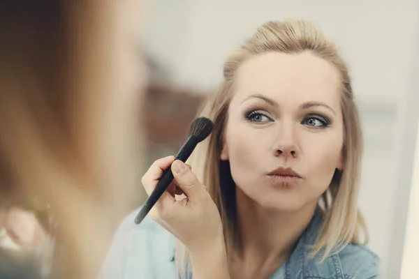 Beleza Mulher Durante Processo Maquiagem — Fotografia de Stock