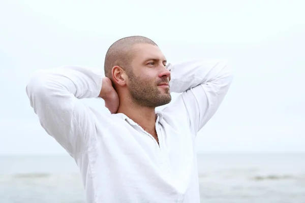 Aantrekkelijke Gelukkige Man Het Strand — Stockfoto