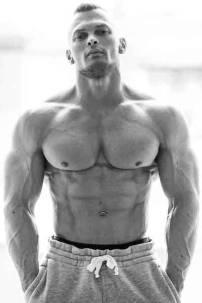 Fitness Bodybuilding Mächtiger Mann Mit Perfektem Körper — Stockfoto