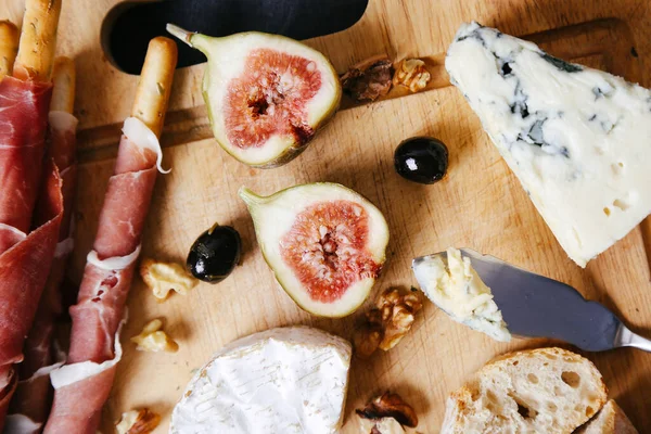 Hazırlık, yemek pişirme. Masada lezzetli yemekler var.