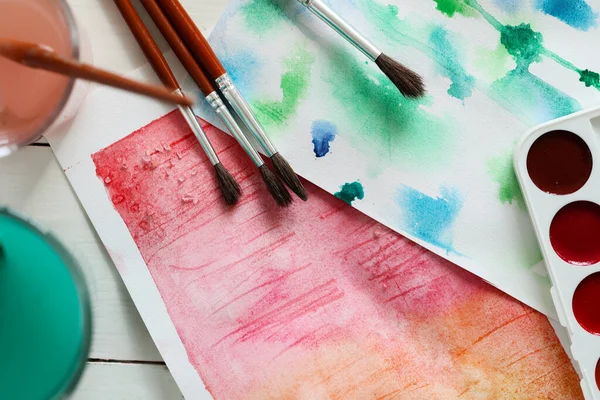 Masanın üzerine boya araçları