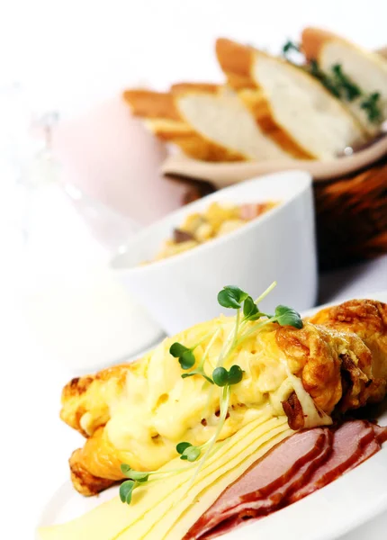 Çırpılmış yumurtalarla pişirilmiş kahvaltı