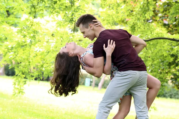 Mignon Jeune Couple Dans Parc — Photo