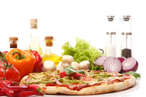 Frische Und Leckere Pizza Auf Dem Küchentisch — Stockfoto