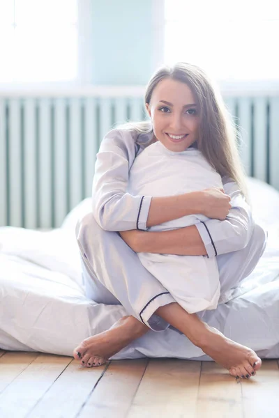 Bom Dia Mulher Está Deitada Cama — Fotografia de Stock