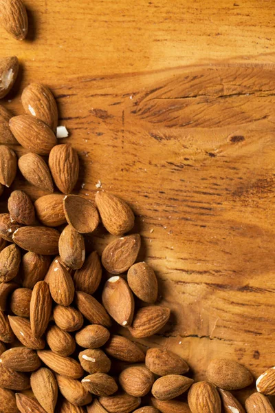 Masada kahverengi fındık yığını var.