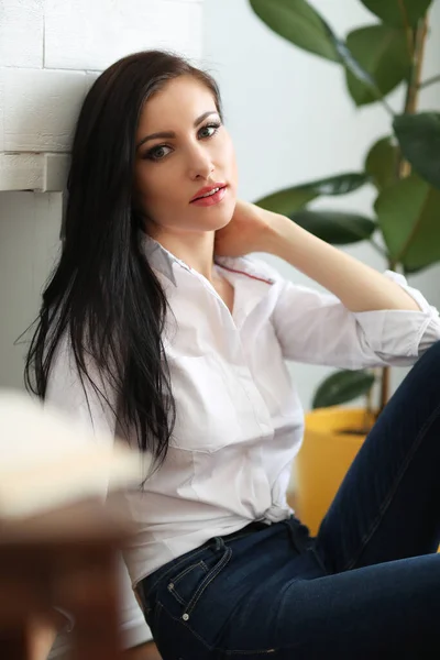 Портрет Сексуальной Молодой Женщины Белой Рубашке Позирующей Дома — стоковое фото