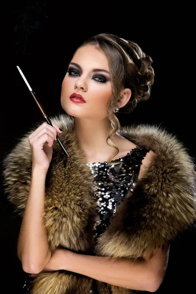 Geçmişe dönüş. Sigaralı çekici bir kadın.