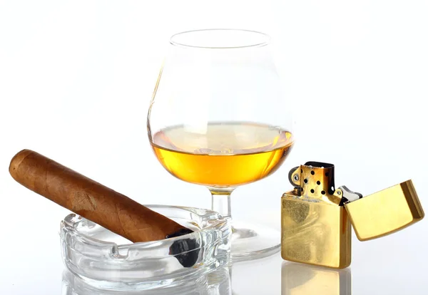 Vaso Whisky Cigarro Sobre Fondo Blanco —  Fotos de Stock