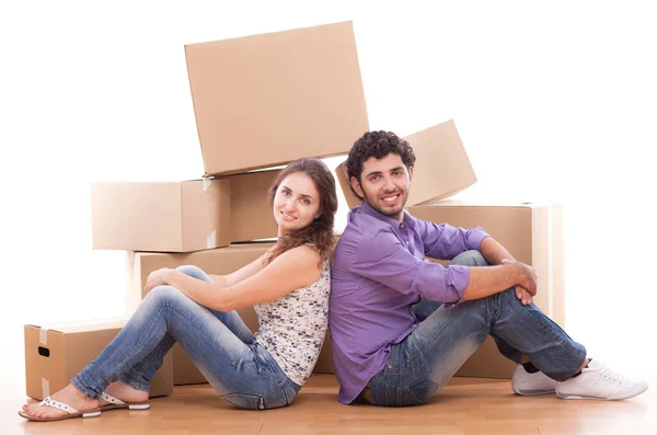幸せなカップルは新しい家にボックスを運んでいます — ストック写真