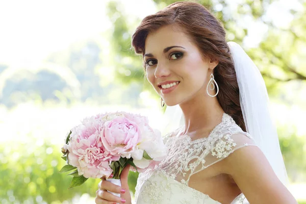 Jovem Noiva Bonita Posando Parque Com Buquê Flores — Fotografia de Stock