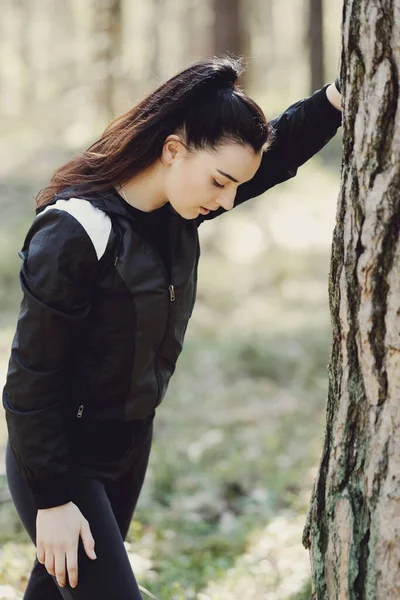 Açık hava sporu. Ormanda egzersiz yap.