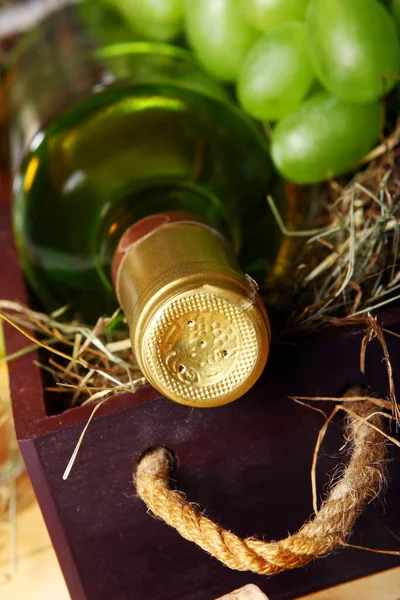 Eski doku arka planına karşı güzel şarap kompozisyonu